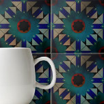 Mörk Moorish Symmetrical Geometric Mönster Kakelplatta<br><div class="desc">Den här dekorativa keramiska plattan är ett fantastiskt biet i konstverket som fångar kärnan i den traditionella mooriska designen. Rutan har kvadratisk form och har ett tunt geometriskt mönster som är symmetriskt och kaleidoskopiskt, teckning öga till dess centrum. Konstruktionen är förankrad i en röd polygonform som omges av lagrar av...</div>