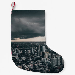 MÖRK NEDLAD ÖVER STAD BYGGNAD LITEN JULSTRUMPA