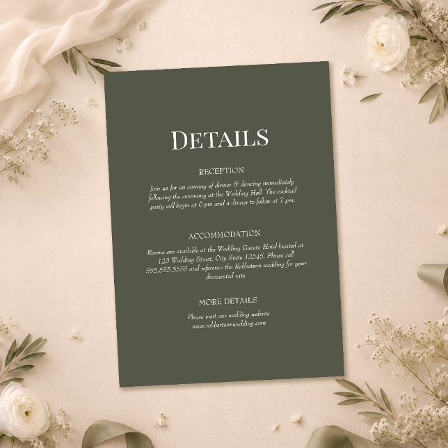 Mörk Oliv Minimalistisk Monogram Bröllopsdetaljer Inbjudningar (Dark Olive Minimalist Monogram Wedding Details Invitation on a wedding table with white flowers)