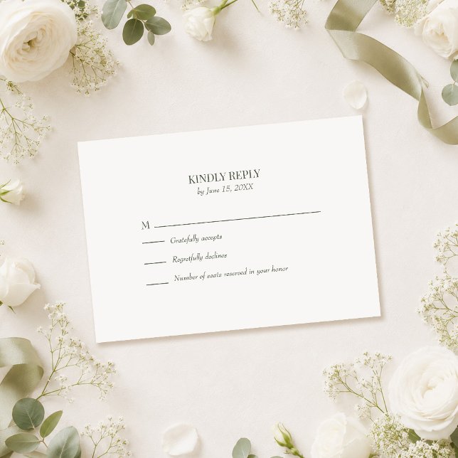 Mörk Oliv Monogram Bröllop RSVP-kort OSA Kort (Dark Olive Monogram Wedding RSVP Card on a table with white roses and wedding decor)