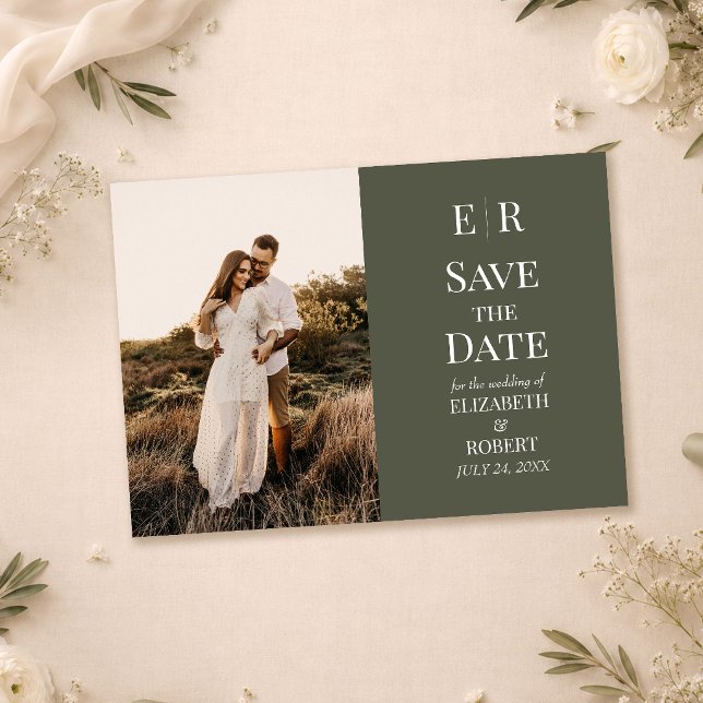Mörk Oliv Monogram Foto Spara Datum Korta Inbjudningar (Dark Olive Monogram Photo Save the Date Card on a wedding table with white flowers)