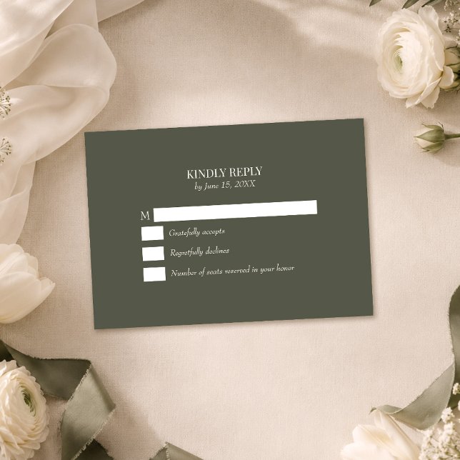 Mörk Olivgrön Monogram Bröllops-Svarskort OSA Kort (Dark Olive Monogram Wedding RSVP Card on a table with white flowers and olive green ribbon)