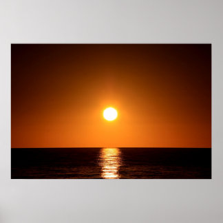 Mörk Orange Solnedgång med oceanreflektion Poster