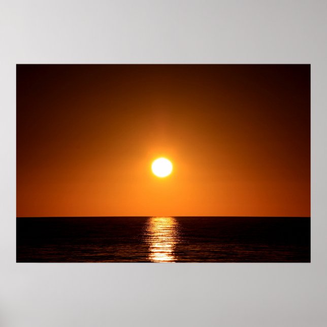Mörk Orange Solnedgång med oceanreflektion Poster (Framsidan)