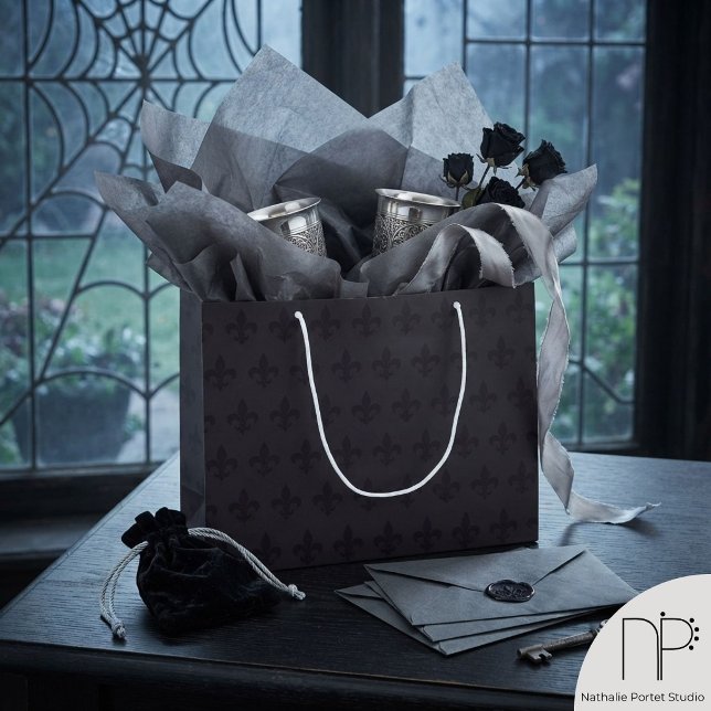 Mörk Plommon Gotisk Fleur de Lis (Moody dark plum gothic fleur de lis large gift bag for sophisticated and refined gift presentation.)