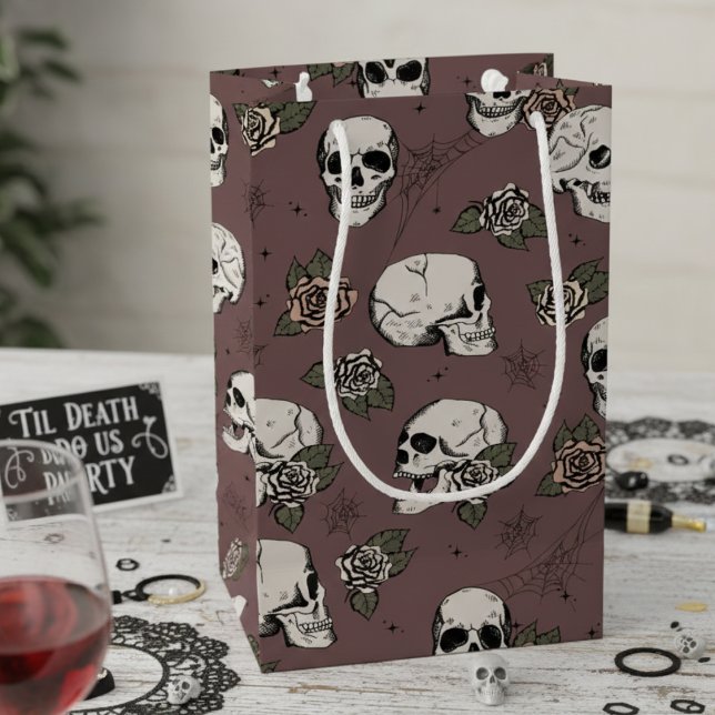 Mörk Plum Gothic Döskallars och Ro Halloween (Chic Plum Purple Floral Skulls Hallowedding Gift Bags for Her. Spooky Gothic Halloween Skull Pattern)
