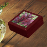 Mörk Red Asiatic Lilies Blommigt Minnesask<br><div class="desc">Lagra kryddor,  smycken och andra små keepsaker i den här presentlådan av trä med keramiskt plattor som har en fotobild av mörk Red Asiatic Lilies som ställs mot en bakgrund av grönt Sedum-växter. En underbar,  blommigt design! Markera din presentlåda storlek och färg.</div>