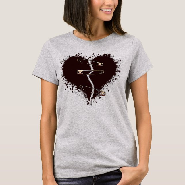 Mörk Red Broken Heart Pinned Goth T Shirt (Framsida)