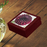 Mörk Red Dahlia Bloom Blommigt Minnesask<br><div class="desc">Förvara kryddartiklar,  smycken och andra små keepsaker i den här presentlådan av trä med keramiskt plattor som innehåller fotobilden av en vacker,  mörk röd Dahlia-blomma. En underbar,  blommigt design! Markera din presentlåda storlek och färg.</div>
