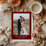 Mörk Red Elegant Text och Photo | BRÖLLOP Tack Kort<br><div class="desc">Dessa minimalistiska kort och tack från elegant bröllop som du har med dig har ett modernt,  vitt text på mörkens röda,  maronbaksida,  med ditt personliga foto. Ett enkelt utseende och snyggt.</div>