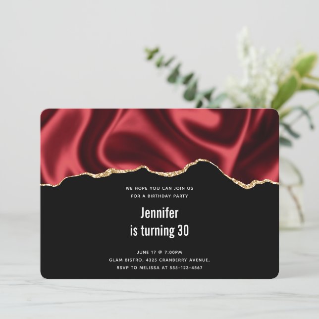 Mörk Red Glam Vågigt Satin Abstract Design Birthda Inbjudningar (Stående Fram)