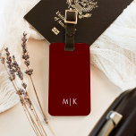 Mörk Red | Modern monogram Bagagebricka<br><div class="desc">Den här moderna bagageteckendesignen har en röd bakgrund med initialer i fet stil för ett enkelt utseende och snyggt,  men ändå professionell.</div>