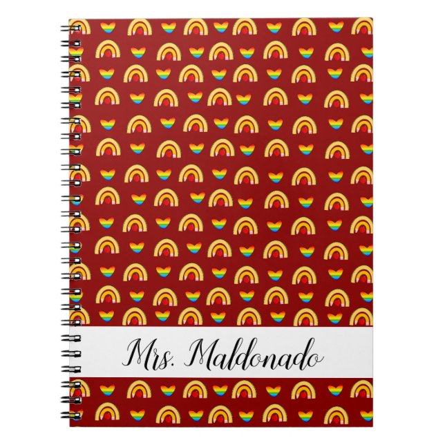 Mörk Red School Supplies with Rainbow Hearts Anteckningsbok (Framsidan)