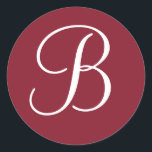 Mörk Röd och vit monogrammad kuvertförsegling Runt Klistermärke<br><div class="desc">Sätt den avslutande beröringen på dina bröllopsinbjudningar, spara datumkorten eller annan korrespondens med anpassningsbarnas kuvertförseglingar. Du kan också använda dem som bröllopsfavoritetiketter eller presentmärkre. Dessa bröllop-dekaler har en vit monograminledning på mörkens röda eller burgunda bakgrund. Du kan enkelt lägga till en egen inledande produkt på produktordersidan för att anpassa den....</div>
