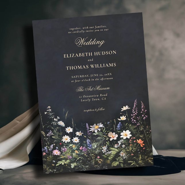 Mörk Romantic Fairytale Moody Wildblomme Bröllop Inbjudningar (moody dark romantic wedding invitation midnight garden wild flowers black white purple formal casual)