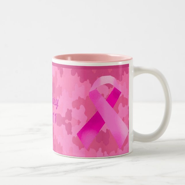 Mörk Rosa Camouflage Rosa Ribbon Date Mugg (Höger)