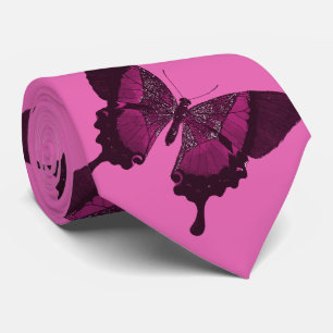 Mörk rosa-fjäril med rosa ros-bakgrund slips