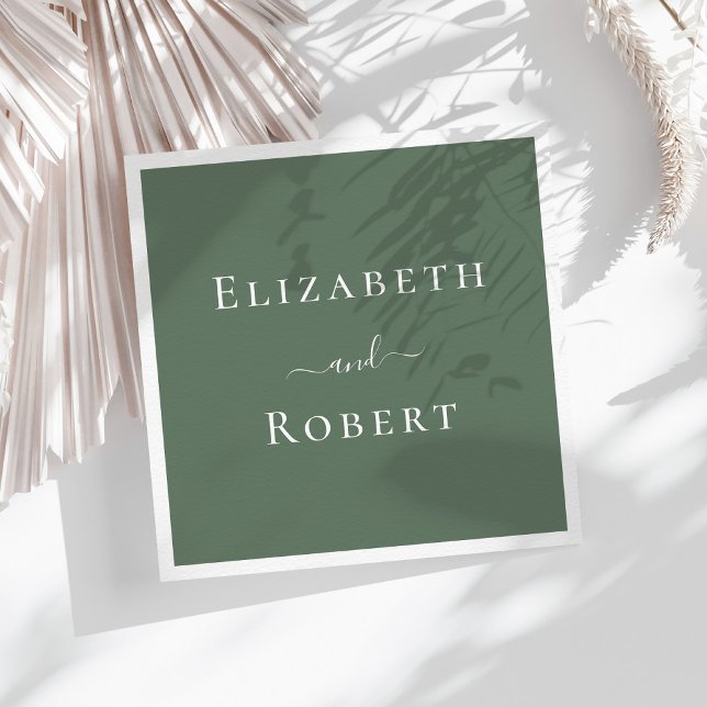 Mörk Sage Grönt minimalist lite Namn Bröllop Pappersservett (Dark Sage Green Minimalist Couple Names Wedding Napkins on a sunny table with white dry flowers.)