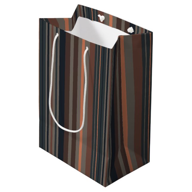 Mörk Skog Stribig Skogdesign  (Framsidan Vinklad)