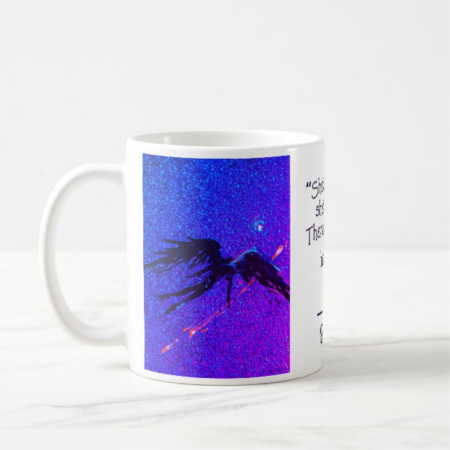 Mörk svänger figur över rymden och citat kaffemugg (Vänster)