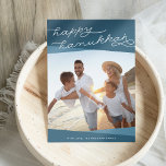 Mörk Teal Geo-skript | Hanukkah Photo Julkort<br><div class="desc">Hanukkah hälsning med vänner och familj med vår elegant och det moderna Hanukkah-fotokortet som innehåller ditt favoritfoto eller lodrät med kvadratfoto. Överlappande band av mörk teal blue adorn överst och grund på kortet,  med "Lycklig Hanukkah" i modern handskriven stil typografi. Anpassa till din familj namn eller anpassningsbar hälsning.</div>
