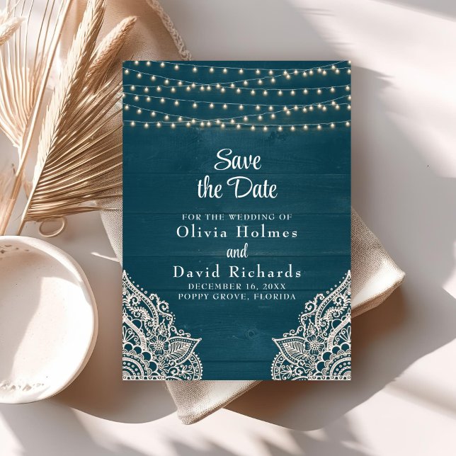 Mörk Teal Rustic String Light Spara datumkortet Inbjudningar (Dark Teal Rustic String Light Save the Date Card on boho wedding table.)