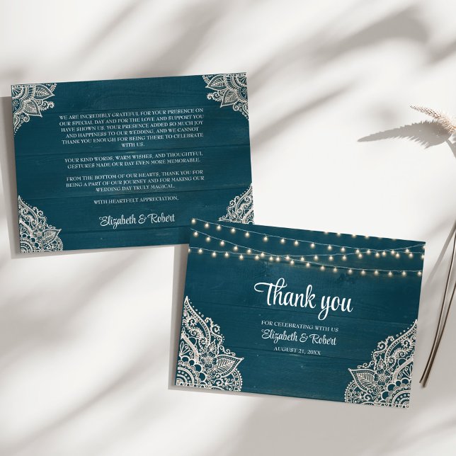 Mörk Teal Rustik Elegans Bröllop Tack Kort (Dark Teal Rustic Elegance Wedding Thank You Card on a sunny white table.)