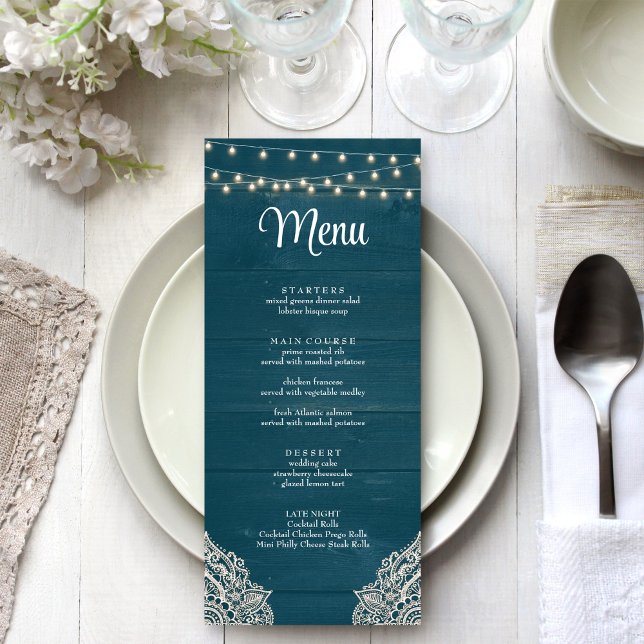 Mörk Teal Rustik Elegans Meny Kort (Dark Teal Rustic Elegance Menu Card on a white silver boho wedding table.)