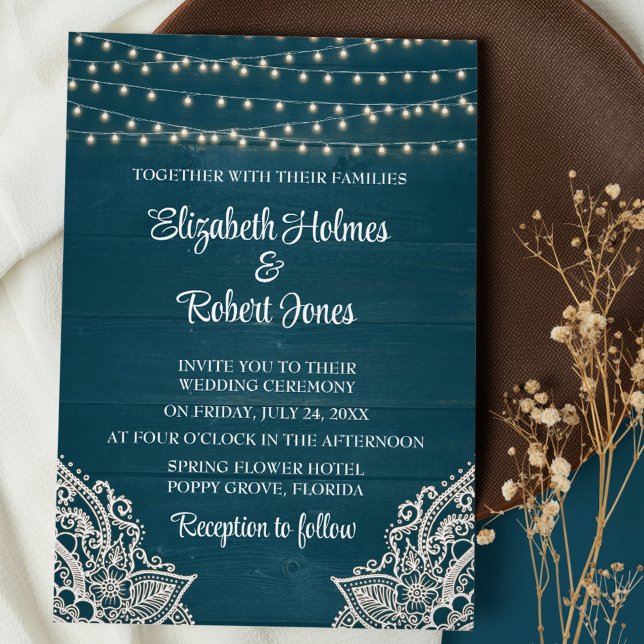 Mörk Teal Rustik Elegant Bröllopsinbjudan Inbjudningar (Dark Teal Wooden  String Lights and Lace Wedding Invitation on brown plate with dry wildflowers)