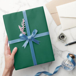 mörk tealgrön mapp mockup ovanför en matchande presentpapper