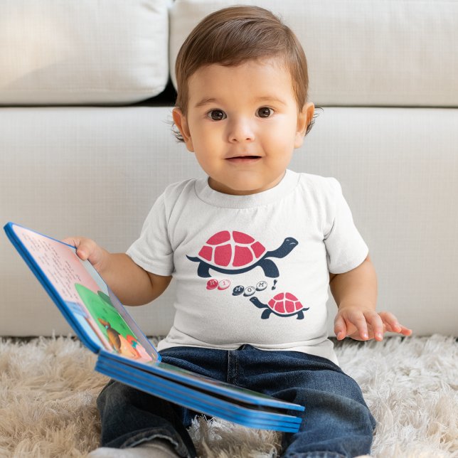 Mörk Theme Tortoise Tecknad T Shirt (funny baby t-shirt featuring a cute and colorful illustration of the hi mom tortoise.)