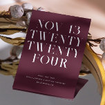 Mörk vinbröllop. Modern minimalist burgunderplommo Spara Datumet<br><div class="desc">Dela med dig av datumet för din bröllpsdag med en djärv, romantisk touch med hjälp av detta minimalistiska "Save the Date"-kort i mörkt vinrött (även kallat burgunderplommon). Den fullständigt skrivna datumlayouten skapar ett slående redaktionellt uttalande, medan den rika vinröda tonen tillför djup och sofistikation. Denna design fungerar vackert för höst-...</div>