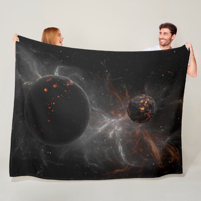 MÖRK WORLDS FLEECEFILT (På plats)