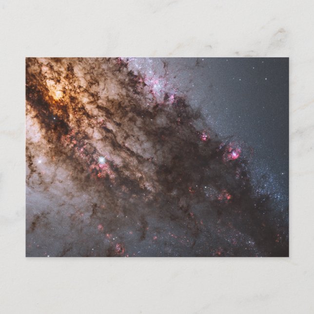 Mörka dammfyllda gångar korsar varandra i galaxen  vykort (Framsida)