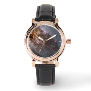 Mörka jordar av dammsprickor Centaurus a Galaxy. Armbandsur