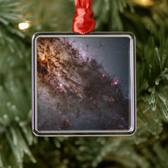 Mörka jordar av dammsprickor Centaurus a Galaxy. Julgransprydnad Metall (Träd)