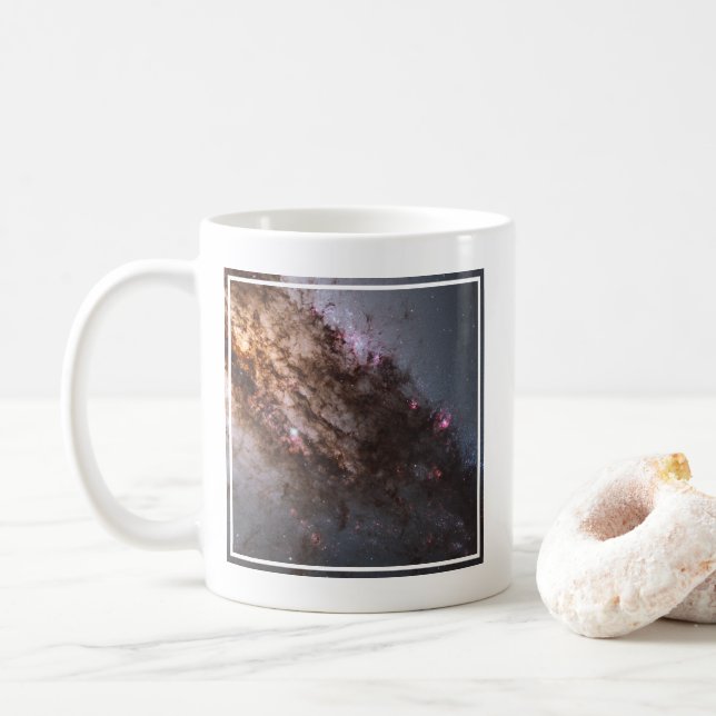 Mörka jordar av dammsprickor Centaurus a Galaxy. Kaffemugg (Med munk)