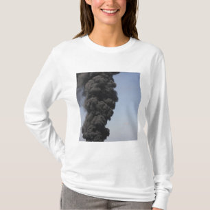 Mörka moln av röker och avfyrar dyker upp t shirt