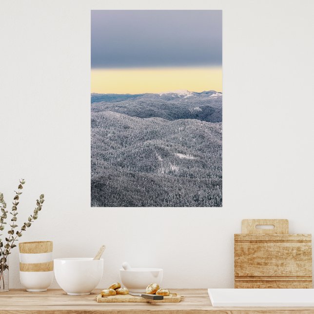 Mörka moln solig himmel och snöig vinter skog poster (Kök)