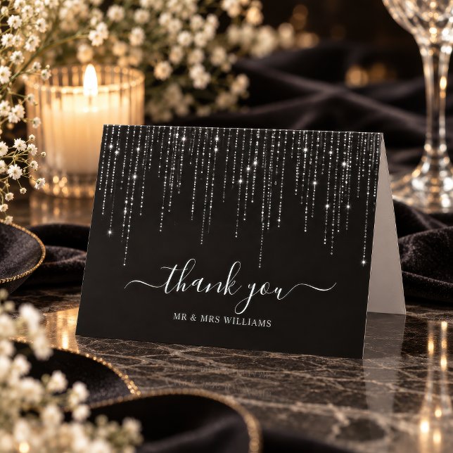 Mörka nattsträngljus bröllop tackkort (Dark night string lights thank you card on a styled wedding table with candles and baby’s breath)