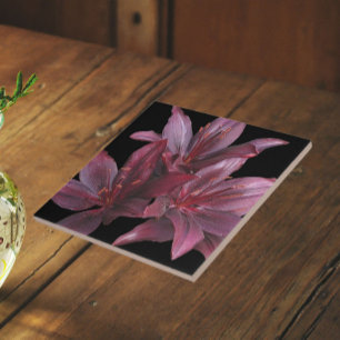 Mörka röda asiatiska liljor på svart blommotiv kakelplatta
