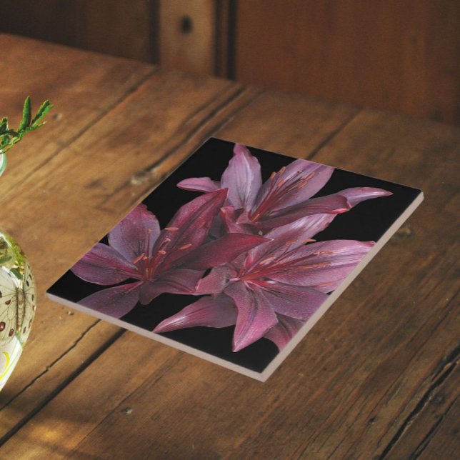 Mörka röda asiatiska liljor på svart blommotiv kakelplatta (In Situ)