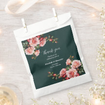 Mörka stämningsfulla rosa och röda rosor grön bröl