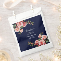 Mörka stämningsfulla rosa och röda rosor marinblå