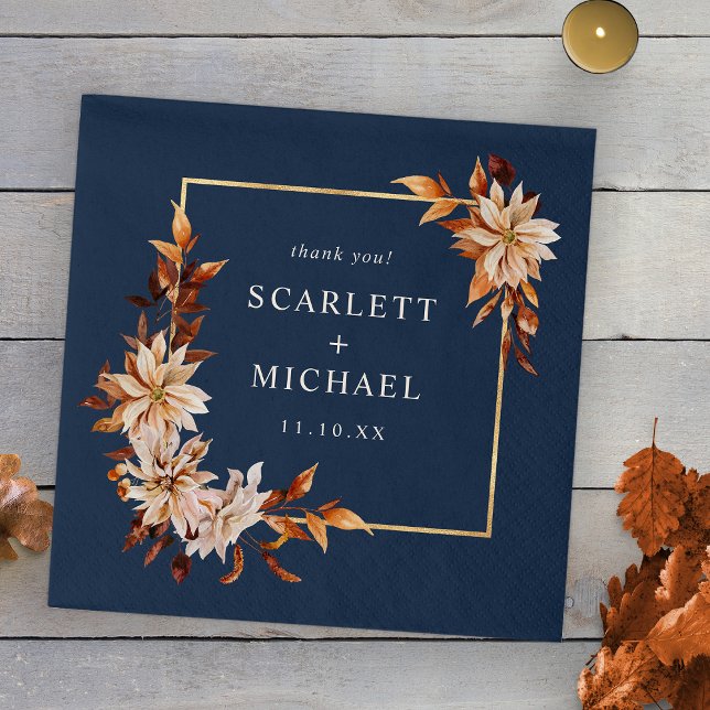 Mörkblå hösthälleningsservetter pappersservett (Personalized Navy Blue Fall Floral Gold Frame Wedding Napkins by Painted Paperie

)