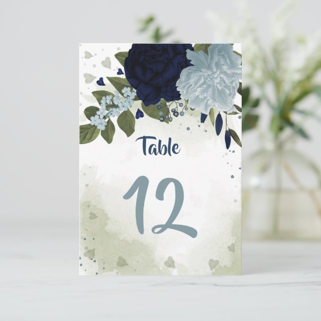 mörkblå och dammiga blå blommor grönt bordsnummer (Stående Fram)