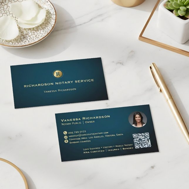Mörkblå och guld Monogram Slick Notary QR Foto Visitkort (Skapare uppladdad)