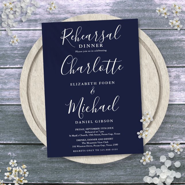Mörkblå signaturmanus för repetitionskalas inbjudningar (Navy Blue Signature Script Rehearsal Dinner Invitation)