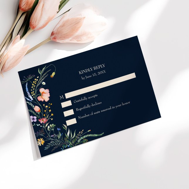 Mörkblå Vildblommeäng Bröllop RSVP-kort Tack Kort (Navy Blue Wildflower Meadow Wedding RSVP Card on a sunny table with pale pink flowers.)