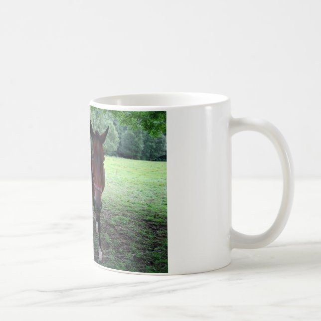 Mörkbruna hästar på bete kaffemugg (Höger)